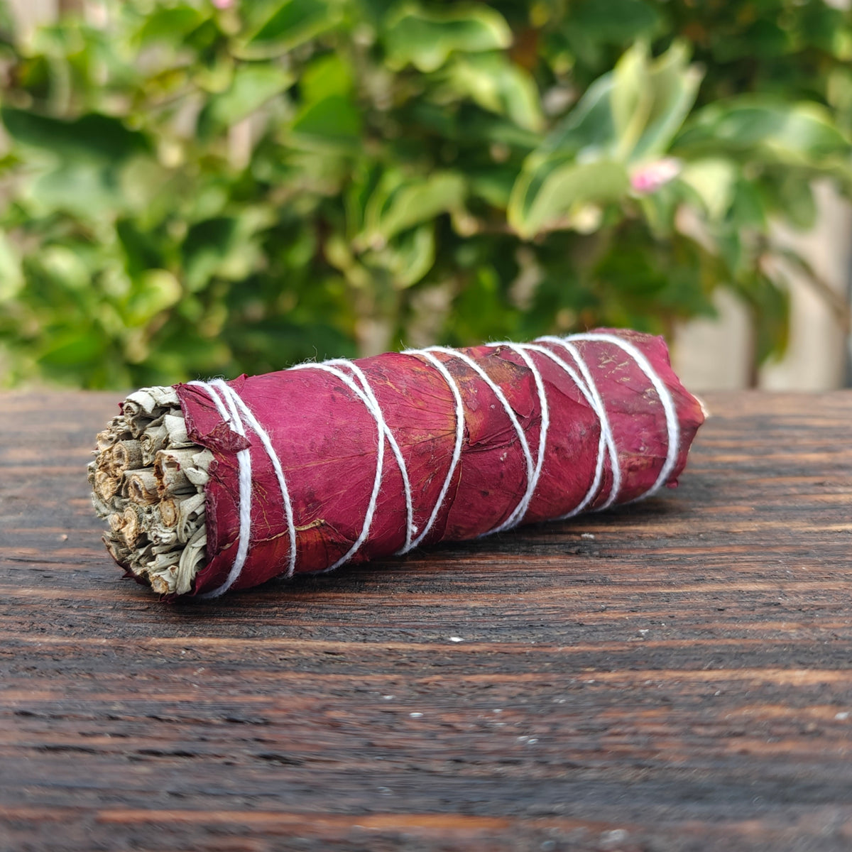 Witte salie smudge met rozenblaadjes | 2 stuks | ca 10cm
